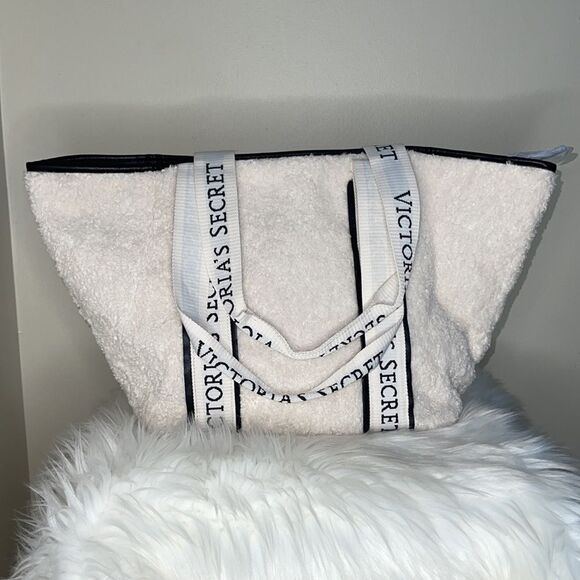Victoria's Secret Cozy Plush Fleece Tote Zipper Off White Zip Closure NWT - Picture 4 of 13